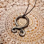 Collana artigianale con ciondolo “Croce del Troll”